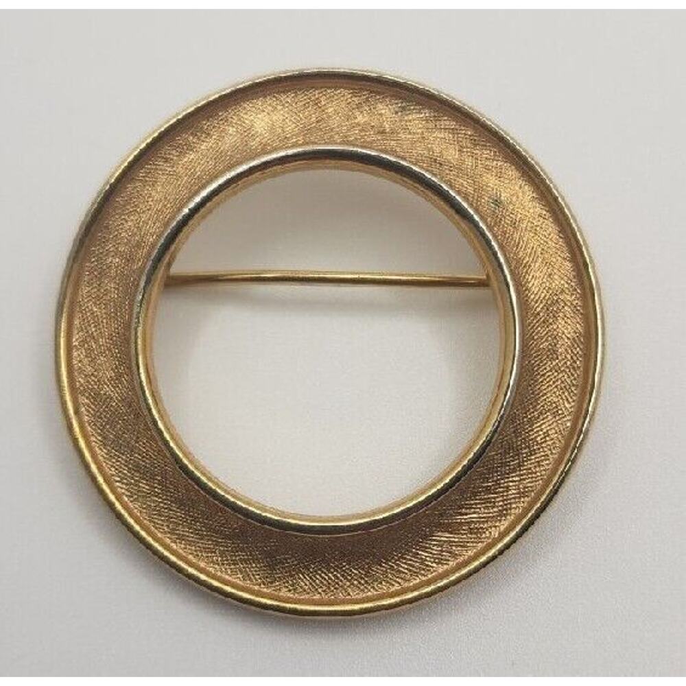Vintage Classic Trifari Gold-tone Circle Brooch 1960s About 1.25" PB7/4